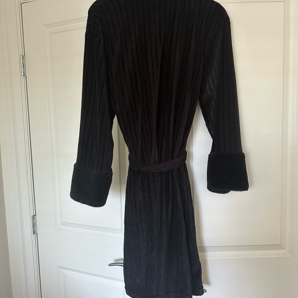 Fuzzy black robe. In good condition. Fits small to medium size - Picture 3 of 4
